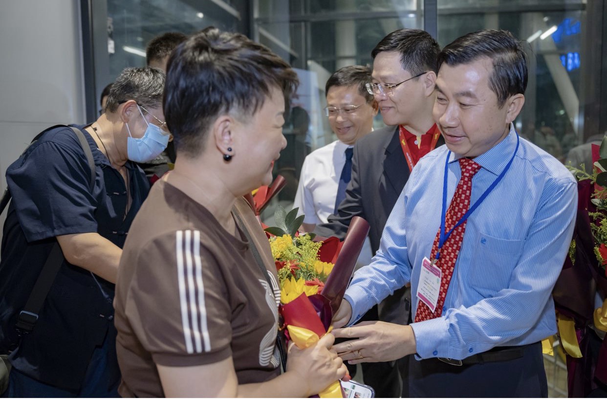 Ông Nguyễn Văn Phúc, Giám đốc Sở Du lịch chào đón các hành khách đến Huế.